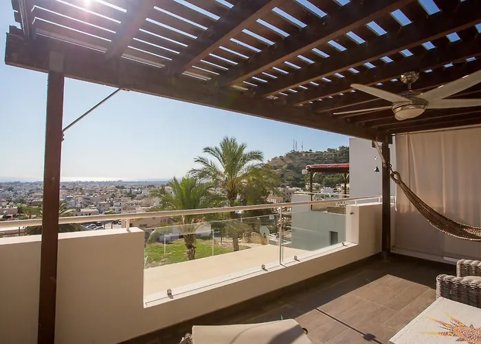 Апартаменти Penthouse Duplex Overlooking The Mediterranean Ларнака