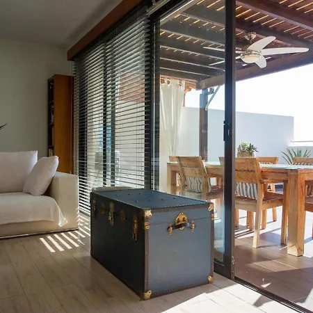 Апартаменти Penthouse Duplex Overlooking The Mediterranean Ларнака